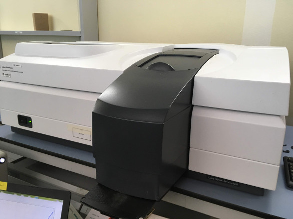 The Cary is a high performance UV-Vis-NIR spectrophotometer with superb photometric performance in the 175-3300 nm range. Using a PbSmart detector, the Cary 5000 extends its NIR range to 3300 nm making it a powerful tool for materials science research.